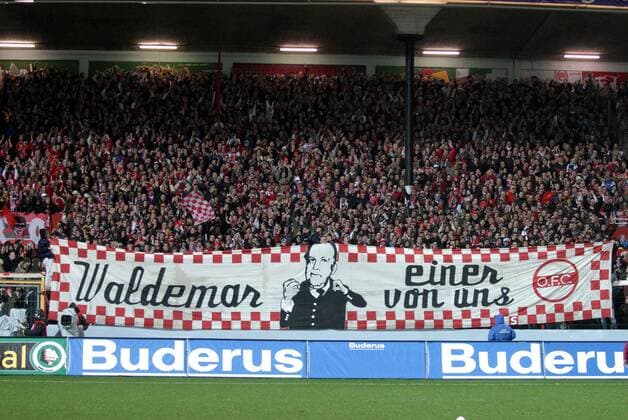Offenbacher Fans huldigen ihrem Ehrenpräsidenten Waldemar Klein Fußball Herren DFB Pokal 2006 2007, Pokalspiel, Offenbacher Kickers, OFC Totale Offenbach Fußball Herren DFB Pokal 2006 2007, Pokalspiel, Offenbacher Kickers, OFC Totale Offenbach