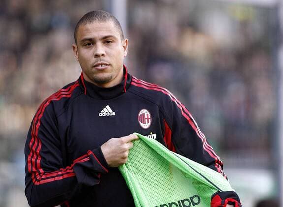 Reservist Ronaldo (AC Mailand) schlüpft ins Leibchen -  Fußball Herren Serie A 2006 2007, 1. Italienische Liga, Milan Einzelbild Palermo Fußball Herren Serie A 2006 2007, 1. Italienische Liga, Milan Einzelbild Palermo