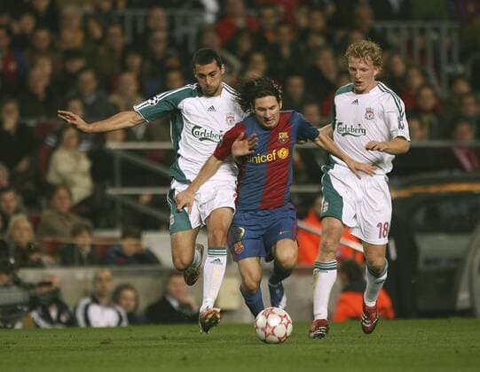Lionel Messi (FC Barcelona, Mitte) gegen Dirk Kuyt (re.) und Alvaro Arbeloa (beide Liverpool) Fußball EC 1 Herren Champions League 2006 2007, FC Barcelona - Liverpool FC 1:2, Barca Gruppe Barcelona Dynamik, Fußball EC 1 Herren Champions League 2006 2007, FC Barcelona - Liverpool FC 1:2, Barca Gruppe Barcelona Dynamik,