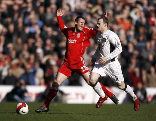 Jamie Carragher (Liverpool, li.) gegen Wayne Rooney (Manchester United) - EDITORIAL USE ONLY. No use with unauthorised audio, video, data, fixture lists, club league logos or live services. Online in-match use limited to 120 images, no video emulation. No use in betting, games or single club league player publications. Fußball Herren English Premier League 2006 2007, 1. Englische Liga, Liverpool FC - Manchester United 0:1, ManU Gruppe Liverpool Dynamik, Fußball Herren English Premier League 2006 2007, 1. Englische Liga, Liverpool FC - Manchester United 0:1, ManU Gruppe Liverpool Dynamik,