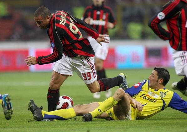 Ronaldo (AC Mailand, li.) gegen Davide Mandelli (Chievo Verona) -  Fußball Herren Serie A 2006 2007, 1. Italienische Liga, AC Mailand - AC Chievo Verona 3:1 Gruppe Milan Mailand Dynamik, Kampf, Fußball Herren Serie A 2006 2007, 1. Italienische Liga, AC Mailand - AC Chievo Verona 3:1 Gruppe Milan Mailand Dynamik, Kampf,