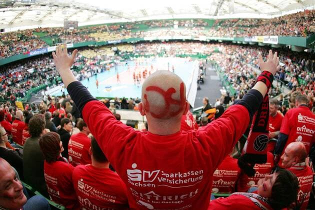 Dresdner Fans gut gelaunt während des Pokalfinales in Halle - einer hat sich DSC auf den Kopf gemalt Volleyball 1. BL Damen Pokalfinale 2006 2007, Pokal, Pokalspiel, Finale, Endspiel, Pokalendspiel o0 DVV Totale Gerry Weber Stadion o0 Zuschauerperspektive Halle Westfalen Freude, Volleyball 1. BL Damen Pokalfinale 2006 2007, Pokal, Pokalspiel, Finale, Endspiel, Pokalendspiel o0 DVV Totale Gerry Weber Stadion o0 Zuschauerperspektive Halle Westfalen Freude,
