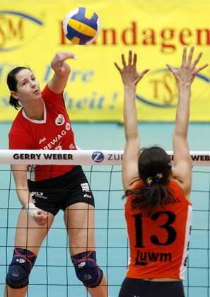 Christin Guhr (Dresdner SC, li.) gegen Anzhela Kryvarot (Schweriner SC) Volleyball 1. BL Damen Pokalfinale 2006 2007, Pokal, Pokalspiel, Finale, Endspiel, Pokalendspiel o0 DVV Gruppe Halle Westfalen Volleyball 1. BL Damen Pokalfinale 2006 2007, Pokal, Pokalspiel, Finale, Endspiel, Pokalendspiel o0 DVV Gruppe Halle Westfalen