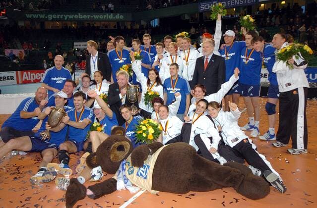 Pokalsieger VfB Friedrichshafen (Herren) und Pokalsieger Schweriner SC (Damen) bei der gemeinsamen Siegerehrung Volleyball 1. BL Herren Pokalfinale 2006 2007, Pokal, Pokalspiel, Finale, Endspiel, Pokalendspiel o0 DVV Totale o0 Siegerfoto Halle Westfalen Freude, Volleyball 1. BL Herren Pokalfinale 2006 2007, Pokal, Pokalspiel, Finale, Endspiel, Pokalendspiel o0 DVV Totale o0 Siegerfoto Halle Westfalen Freude,