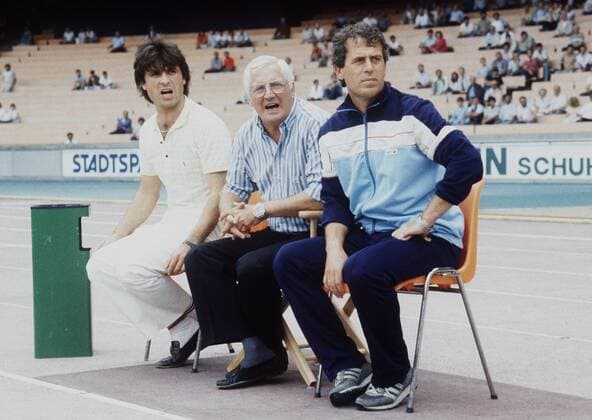Trainer Jupp Derwall (Mitte) und Co Trainer Mustafa Denizli (beide Galatasaray, re.) verfolgen von der Trainerbank aus das Geschehen Fußball Herren Saison 1985 1986, 1. Türkische Liga, Galatasaray Istanbul, Vorbereitung, Saisonvorbereitung Gruppe Istanbul Fußball Herren Saison 1985 1986, 1. Türkische Liga, Galatasaray Istanbul, Vorbereitung, Saisonvorbereitung Gruppe Istanbul