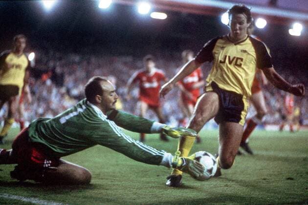 Paul Merson (Arsenal, re.) gegen Torwart Bruce Grobbelaar (Liverpool) -  Fußball Herren English Football League First Division 1988 1989, Liverpool FC - Arsenal FC London 0:2 Gruppe Liverpool Dynamik, Abwehr, Fußball Herren English Football League First Division 1988 1989, Liverpool FC - Arsenal FC London 0:2 Gruppe Liverpool Dynamik, Abwehr,