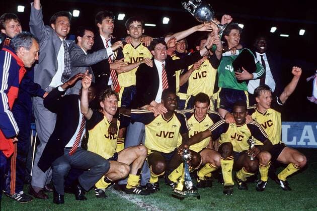 Englischer Meister Arsenal, u.a. mit vorn v.re.: Lee Dixon, David Rocastle, Martin Hayes, Michael Thomas, x, hi.: Kevin Campbell (re.), Torwart John Lukic (2.v.re.), Alan Smith (Mitte) -  Fußball Herren English Football League First Division 1988 1989, One, 1. Englische Liga, Arsenal FC London Totale Mannschaftsfoto, Mannschaftsbild Liverpool Begeisterung, Freude, Fußball Herren English Football League First Division 1988 1989, One, 1. Englische Liga, Arsenal FC London Totale Mannschaftsfoto, Mannschaftsbild Liverpool Begeisterung, Freude,