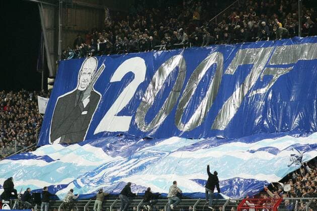 KSC Fans feiern Trainer Edmund Becker (Karlsruhe) mit einem riesigen Banner als Agent 007 o0 Fußball 2. BL Herren Saison 2006 2007, Karlsruher SC, KSC Totale o0 Transparent, Transparente Karlsruhe Fußball 2. BL Herren Saison 2006 2007, Karlsruher SC, KSC Totale o0 Transparent, Transparente Karlsruhe
