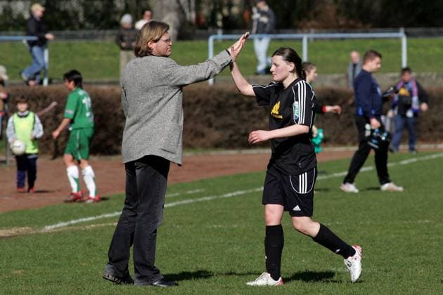 Trainer Dr. Hans Jürgen Tritschoks klatscht mit Pia Wunderlich (beide FFC Frankfurt) ab Fußball 1. BL Damen Saison 2006 2007, 1. FFC Frankfurt, Frauen, Frauenfußball, Gruppe Frankfurt M. Freude, Fußball 1. BL Damen Saison 2006 2007, 1. FFC Frankfurt, Frauen, Frauenfußball, Gruppe Frankfurt M. Freude,