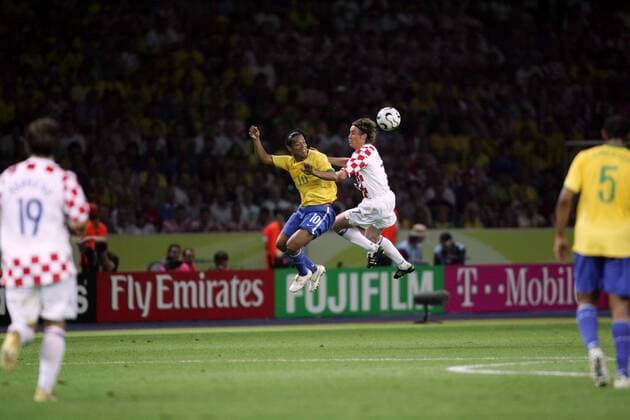 Ronaldinho (Brasilien, li.) gegen Dario Simic (Kroatien) -  Fußball Länderspiel Herren WM 2006, Nationalmannschaft, Nationaltrikot, Gruppe F, Brasilien - Kroatien 1:0 Gruppe Berlin Dynamik, Höhe, Kampf, Fußball Länderspiel Herren WM 2006, Nationalmannschaft, Nationaltrikot, Gruppe F, Brasilien - Kroatien 1:0 Gruppe Berlin Dynamik, Höhe, Kampf,