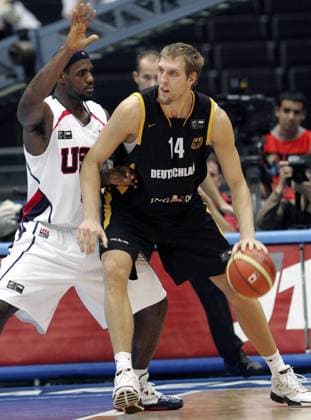 Dirk Nowitzki (Deutschland, re.) gegen LeBron James (USA) -  Basketball WM Herren WM 2006, Länderspiel, Nationalteam, Viertelfinale, Nationaltrikot, USA - Deutschland 85:65 Gruppe Saitama Basketball WM Herren WM 2006, Länderspiel, Nationalteam, Viertelfinale, Nationaltrikot, USA - Deutschland 85:65 Gruppe Saitama