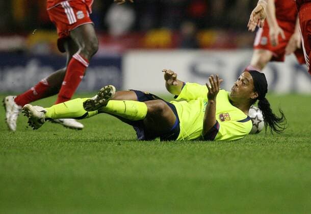 Ronaldinho (FC Barcelona) am Boden Fußball EC 1 Herren Champions League 2006 2007, FC Liverpool - FC Barcelona 0:1, Barca Einzelbild o0 Achtelfinale Liverpool Fußball EC 1 Herren Champions League 2006 2007, FC Liverpool - FC Barcelona 0:1, Barca Einzelbild o0 Achtelfinale Liverpool