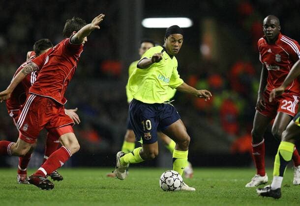 Ronaldinho (FC Barcelona, Mitte) im Duell Fußball EC 1 Herren Champions League 2006 2007, FC Liverpool - FC Barcelona 0:1, Barca Gruppe o0 Achtelfinale Liverpool Dynamik, Fußball EC 1 Herren Champions League 2006 2007, FC Liverpool - FC Barcelona 0:1, Barca Gruppe o0 Achtelfinale Liverpool Dynamik,