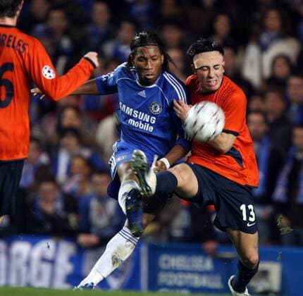 Didier Drogba (li., Chelsea) gegen Jorge Fucile (FC Porto) -  Fußball EC 1 Herren Champions League 2006 2007, Chelsea FC London - FC Porto 2:1, Achtelfinale, Vdig Gruppe London Dynamik, Fußball EC 1 Herren Champions League 2006 2007, Chelsea FC London - FC Porto 2:1, Achtelfinale, Vdig Gruppe London Dynamik,