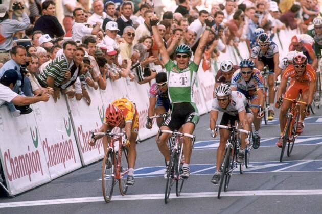 Erik Zabel (Mitte, Deutschland Team Telekom) gewinnt die 20. Etappe der Tour de France 2000 vor Robbie McEwen (re., Australien Farm Frites) und Jeroen Blijlevens (Niederlande Team Polti) - Radsport Herren 87. Tour de France 2000, Straßenradsport, Straße, Rad, Vneg Totale Schrei Jubelschrei Freudenschrei Emotionen 20. Etappe: Belfort - Troyes Freude, Begeisterung, Radsport Herren 87. Tour de France 2000, Straßenradsport, Straße, Rad, Vneg Totale Schrei Jubelschrei Freudenschrei Emotionen 20. Etappe: Belfort - Troyes Freude, Begeisterung,