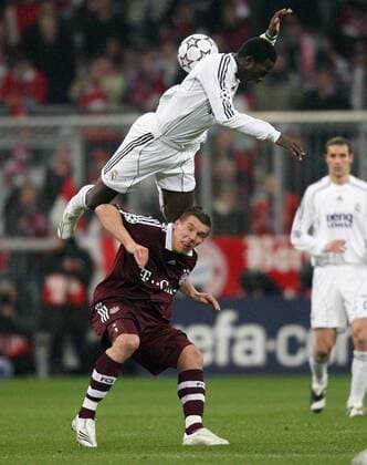 Mahamadou Diarra (Real Madrid, obenauf) gegen Lukas Podolski (Bayern) Fußball EC 1 Herren Champions League 2006 2007, FC Bayern München - Real Madrid CF Gruppe o0 Achtelfinale München Höhe, Dynamik, Kampf, Fußball EC 1 Herren Champions League 2006 2007, FC Bayern München - Real Madrid CF Gruppe o0 Achtelfinale München Höhe, Dynamik, Kampf,