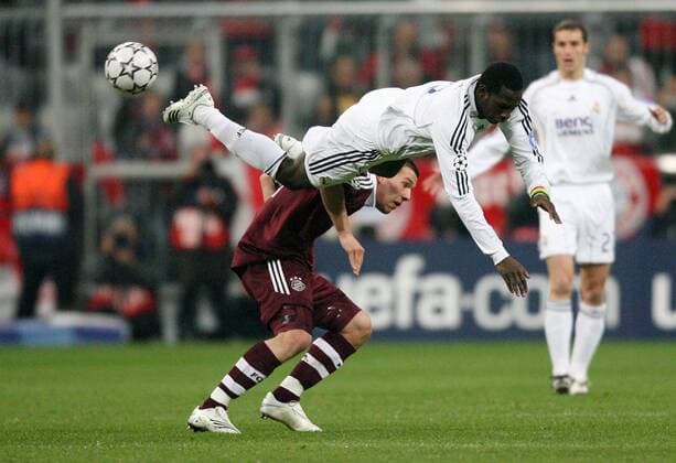 Mahamadou Diarra (Real Madrid, obenauf) gegen Lukas Podolski (Bayern) Fußball EC 1 Herren Champions League 2006 2007, FC Bayern München - Real Madrid CF Gruppe o0 Achtelfinale München Dynamik, Kampf, Fußball EC 1 Herren Champions League 2006 2007, FC Bayern München - Real Madrid CF Gruppe o0 Achtelfinale München Dynamik, Kampf,