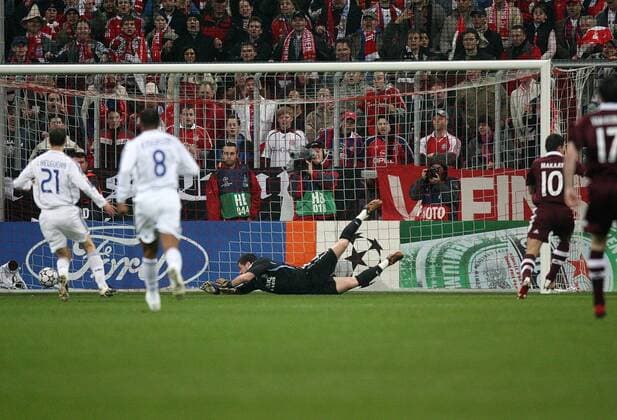 Roy Makaay (Bayern, re.) erzielt gegen Torwart Iker Casillas (Real Madrid) das 1:0 - Das schnellste Tor in der Geschichte der Champions League Fußball EC 1 Herren Champions League 2006 2007, FC Bayern München - Real Madrid CF Totale o0 Achtelfinale München Dynamik, Fußball EC 1 Herren Champions League 2006 2007, FC Bayern München - Real Madrid CF Totale o0 Achtelfinale München Dynamik,