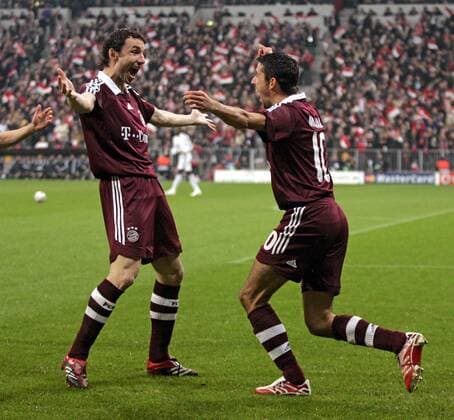 Mark van Bommel (li.) und Torschütze Roy Makaay (beide Bayern) - Torjubel Fußball EC 1 Herren Champions League 2006 2007, FC Bayern München Gruppe o0 Achtelfinale München Freude, Begeisterung Fußball EC 1 Herren Champions League 2006 2007, FC Bayern München Gruppe o0 Achtelfinale München Freude, Begeisterung