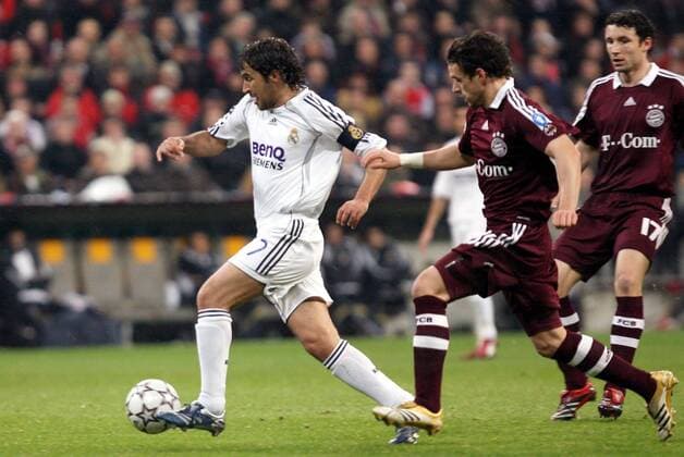 Raul Gonzalez (Real Madrid, li.) gegen Owen Hargreaves (Bayern) Fußball EC 1 Herren Champions League 2006 2007, FC Bayern München - Real Madrid CF Gruppe o0 Achtelfinale München Dynamik, Fußball EC 1 Herren Champions League 2006 2007, FC Bayern München - Real Madrid CF Gruppe o0 Achtelfinale München Dynamik,