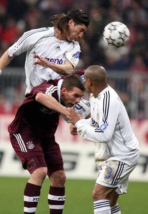 Sergio Ramos (Real Madrid, hi.) gegen Lukas Podolski (Bayern) Fußball EC 1 Herren Champions League 2006 2007, FC Bayern München - Real Madrid CF Gruppe o0 Achtelfinale München Dynamik, Kampf, Fußball EC 1 Herren Champions League 2006 2007, FC Bayern München - Real Madrid CF Gruppe o0 Achtelfinale München Dynamik, Kampf,
