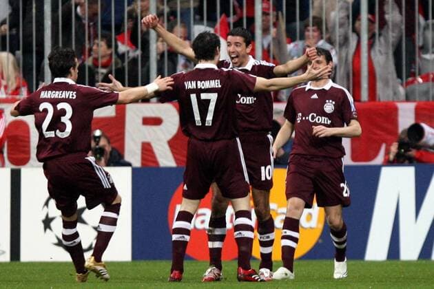 Torjubel Bayern - Torschütze Roy Makaay (2.v.re.) lässt sich feiern Fußball EC 1 Herren Champions League 2006 2007, FC Bayern München Gruppe o0 Achtelfinale München Freude, Fußball EC 1 Herren Champions League 2006 2007, FC Bayern München Gruppe o0 Achtelfinale München Freude,