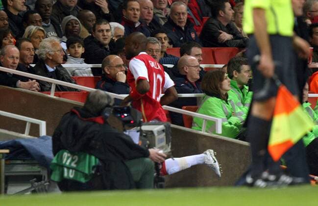 William Gallas (Arsenal) braucht mehr Auslauf -  Fußball EC 1 Herren Champions League 2006 2007, Arsenal FC London Einzelbild o0 Achtelfinale London Dynamik, Fußball EC 1 Herren Champions League 2006 2007, Arsenal FC London Einzelbild o0 Achtelfinale London Dynamik,
