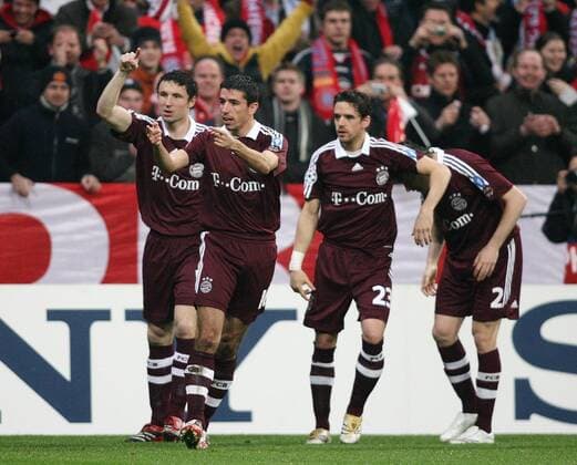 Torjubel Bayern mit Torschütze Roy Makaay (2.v.li.), Mark van Bommel (li.) und Owen Hargreaves Fußball EC 1 Herren Champions League 2006 2007, FC Bayern München Gruppe o0 Achtelfinale München Freude, Fußball EC 1 Herren Champions League 2006 2007, FC Bayern München Gruppe o0 Achtelfinale München Freude,