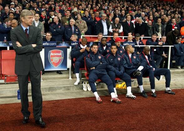 Trainer Arsene Wenger (Arsenal, li.) steht vor seiner Bank -  Fußball EC 1 Herren Champions League 2006 2007, Arsenal FC London Totale o0 Achtelfinale London Fußball EC 1 Herren Champions League 2006 2007, Arsenal FC London Totale o0 Achtelfinale London