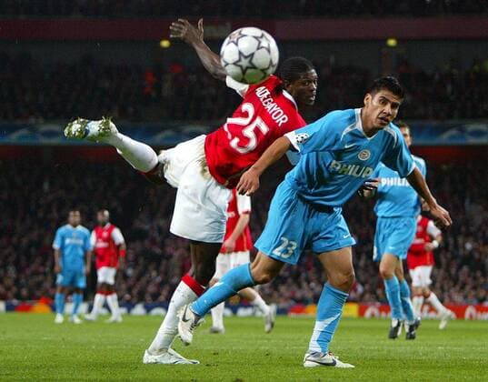 Emmanuel Adebayor (Arsenal, li.) gegen Carlos Salcido (Eindhoven) -  Fußball EC 1 Herren Champions League 2006 2007, Arsenal FC London - PSV Eindhoven Gruppe o0 Achtelfinale London Dynamik, Kampf, Fußball EC 1 Herren Champions League 2006 2007, Arsenal FC London - PSV Eindhoven Gruppe o0 Achtelfinale London Dynamik, Kampf,