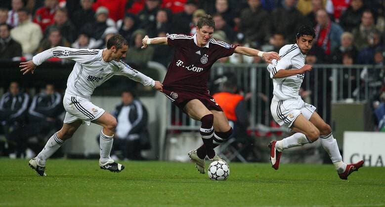Bastian Schweinsteiger (Bayern, Mitte) gegen Ivan Helguera (li.) und Miguel Torres (beide Real Madrid) Fußball EC 1 Herren Champions League 2006 2007, FC Bayern München - Real Madrid CF Gruppe Achtelfinale München Dynamik, Fußball EC 1 Herren Champions League 2006 2007, FC Bayern München - Real Madrid CF Gruppe Achtelfinale München Dynamik,