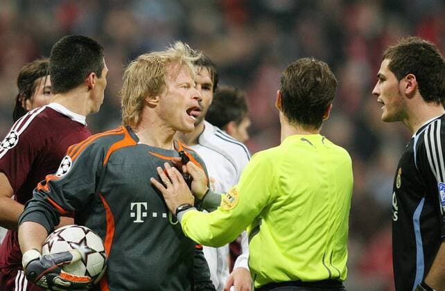 Torwart Oliver Kahn (Bayern, li.) und Torwart Iker Casillas (Real Madrid) müssen von Schiedsrichter Lubos Michel (Slowakei) auseinander gehalten werden Fußball EC 1 Herren Champions League 2006 2007, FC Bayern München - Real Madrid CF 2:1 Gruppe München Spannung, Fußball EC 1 Herren Champions League 2006 2007, FC Bayern München - Real Madrid CF 2:1 Gruppe München Spannung,