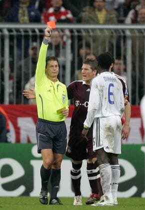 Schiedsrichter Lubos Michel (Slowakei) zeigt Mahamadou Diarra (Real Madrid, re.) die rote Karte Fußball EC 1 Herren Champions League 2006 2007, FC Bayern München - Real Madrid CF 2:1 Gruppe Achtelfinale München Fußball EC 1 Herren Champions League 2006 2007, FC Bayern München - Real Madrid CF 2:1 Gruppe Achtelfinale München
