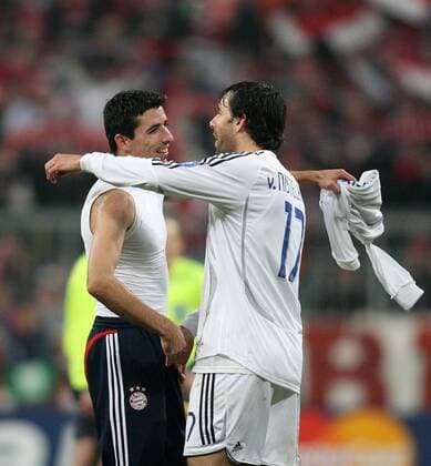 Roy Makaay (Bayern, li.) und Ruud van Nistelrooy (Real Madrid) umarmen sich nach dem Spiel Fußball EC 1 Herren Champions League 2006 2007, FC Bayern München - Real Madrid CF 2:1 Gruppe München Harmonie, Kameradschaft, Fußball EC 1 Herren Champions League 2006 2007, FC Bayern München - Real Madrid CF 2:1 Gruppe München Harmonie, Kameradschaft,