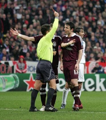 Mark van Bommel (Bayern, 2.v.re.) bekommt von Schiedsrichter Lubos Michel (Slowakei) die rote Karte gezeigt Fußball EC 1 Herren Champions League 2006 2007, FC Bayern München - Real Madrid CF 2:1 Gruppe München Fußball EC 1 Herren Champions League 2006 2007, FC Bayern München - Real Madrid CF 2:1 Gruppe München