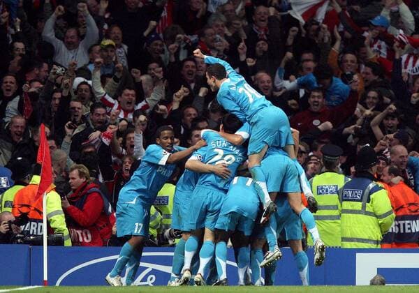 Torjubel Eindhoven bei den Fans, u.a. mit Ibrahim Afellay (obenauf) und Jefferson Farfan (li.) Fußball EC 1 Herren Champions League 2006 2007, PSV Eindhoven, Achtelfinale Totale London Freude, Begeisterung, Fußball EC 1 Herren Champions League 2006 2007, PSV Eindhoven, Achtelfinale Totale London Freude, Begeisterung,