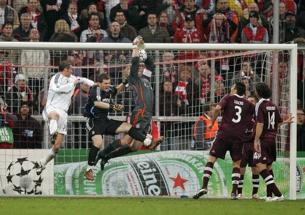 Torwart Oliver Kahn (Bayern) hält im Duell gegen seinen Torwartkollegen Iker Casillas (2.v.li) und Ivan Helguera (beide Real Madrid) Fußball EC 1 Herren Champions League 2006 2007, FC Bayern München - Real Madrid CF 2:1 Gruppe Achtelfinale München Dynamik, Abwehr, Kampf, Fußball EC 1 Herren Champions League 2006 2007, FC Bayern München - Real Madrid CF 2:1 Gruppe Achtelfinale München Dynamik, Abwehr, Kampf,