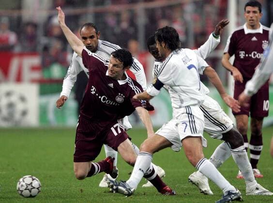 Mark van Bommel (Bayern, li.) gegen Raul (Real Madrid) Fußball EC 1 Herren Champions League 2006 2007, FC Bayern München - Real Madrid CF 2:1 Gruppe München Dynamik, Fußball EC 1 Herren Champions League 2006 2007, FC Bayern München - Real Madrid CF 2:1 Gruppe München Dynamik,