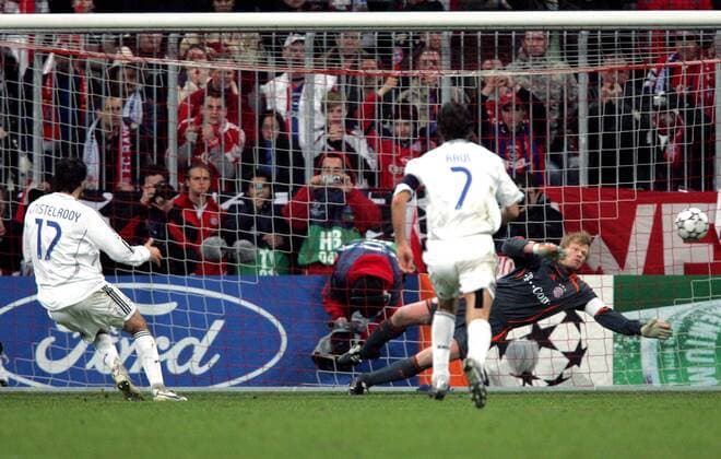 Torwart Oliver Kahn (Bayern, re.) chancenlos gegen den Elfmeter von Ruud van Nistelrooy (Real Madrid) Fußball EC 1 Herren Champions League 2006 2007, FC Bayern München - Real Madrid CF 2:1 Totale München Fußball EC 1 Herren Champions League 2006 2007, FC Bayern München - Real Madrid CF 2:1 Totale München