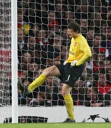 Torwart Jens Lehmann (Arsenal) tritt enttäuscht gegen den Pfosten Fußball EC 1 Herren Champions League 2006 2007, Arsenal FC London Einzelbild London Verzweiflung, Wut, Fußball EC 1 Herren Champions League 2006 2007, Arsenal FC London Einzelbild London Verzweiflung, Wut,