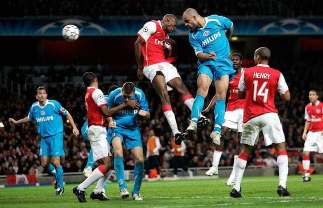 Alex (Eindhoven, 3.v.re.) trifft gegen Vassiriki Diaby (Arsenal) per Kopf zum 1:1 Endstand -  Fußball EC 1 Herren Champions League 2006 2007, Arsenal FC London - PSV Eindhoven 1:1, Achtelfinale Gruppe London Dynamik, Höhe, Fußball EC 1 Herren Champions League 2006 2007, Arsenal FC London - PSV Eindhoven 1:1, Achtelfinale Gruppe London Dynamik, Höhe,