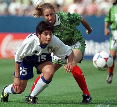 Adele Frollani (Italien, li.) gegen Gina Oceguera (Mexiko) -  (fox99062706) Fußball WM Damen WM 1999, Länderspiel, Nationalteam, Nationaltrikot, Frauenfußball, Frauen, Gruppe B Gruppe Foxboro Dynamik, Kampf, Fußball WM Damen WM 1999, Länderspiel, Nationalteam, Nationaltrikot, Frauenfußball, Frauen, Gruppe B Gruppe Foxboro Dynamik, Kampf,