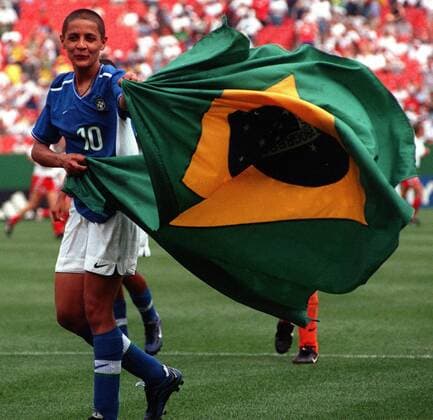 IMAGO Iconic Moments, Fußball - Frauen Sissi (Brasilien) - Schlußjubel mit der Landesfahne -  (wap99062715) Fußball WM Damen WM 1999, Länderspiel, Nationalteam, Frauenfußball, Frauen, Gruppe B, Nationaltrikot Einzelbild Washington D C, DC Freude, Fußball WM Damen WM 1999, Länderspiel, Nationalteam, Frauenfußball, Frauen, Gruppe B, Nationaltrikot Einzelbild Washington D C, DC Freude,