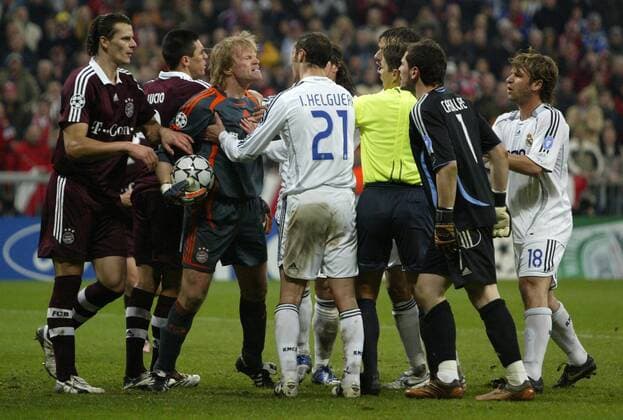 Torwart Oliver Kahn (Bayern, 3.v.li.) gerät mit Ivan Helguera (21) und Torwart Iker Casillas (beide Real Madrid) aneinander -  Fußball EC 1 Herren Champions League 2006 2007, FC Bayern München - Real Madrid CF 2:1, Achtelfinale Gruppe München Spannung, Wut, Fußball EC 1 Herren Champions League 2006 2007, FC Bayern München - Real Madrid CF 2:1, Achtelfinale Gruppe München Spannung, Wut,