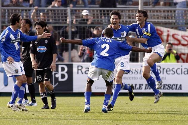 Schlussjubel Brescia, u.a. Matteo Serafini (2.v.re.) -  Fußball Herren Serie B 2006 2007, 2. Italienische Liga, Brescia Calcio - Juventus Turin 3:1, Juve Gruppe Brescia Freude, Begeisterung Fußball Herren Serie B 2006 2007, 2. Italienische Liga, Brescia Calcio - Juventus Turin 3:1, Juve Gruppe Brescia Freude, Begeisterung