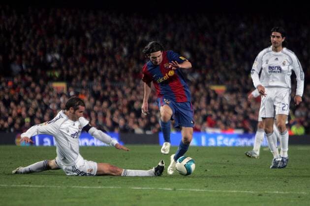 Lionel Messi (FC Barcelona, Mitte) gegen Ivan Helguera (Real Madrid, li.) -  Fußball Herren Primera Division 2006 2007, 1. Spanische Liga, FC Barcelona - Real Madrid CF 3:3, Barca Gruppe Barcelona Dynamik, Kampf, Fußball Herren Primera Division 2006 2007, 1. Spanische Liga, FC Barcelona - Real Madrid CF 3:3, Barca Gruppe Barcelona Dynamik, Kampf,