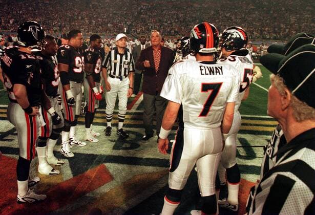 Münzwurf vor Spielbeginn anlässlich des 33. Super Bowl 1999 zwischen den Denver Broncos (weiß) und den Atlanta Falcons -  (SBP99013106) American Football Herren NFL 1998 1999, 33. Super Bowl, Superbowl XXXIII, Finale, Endspiel Totale Miami American Football Herren NFL 1998 1999, 33. Super Bowl, Superbowl XXXIII, Finale, Endspiel Totale Miami