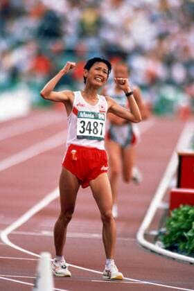Yuko Arimori (Japan) freut sich über ihren dritten Platz beim Marathon der Sommerspiele 1996 -  (aflo0008) Leichtathletik OS Sommer Damen Olympische Spiele Atlanta 1996, Sommerspiele, Marathon, Marathonlauf, Langstrecke Einzelbild Atlanta Freude, Leichtathletik OS Sommer Damen Olympische Spiele Atlanta 1996, Sommerspiele, Marathon, Marathonlauf, Langstrecke Einzelbild Atlanta Freude,