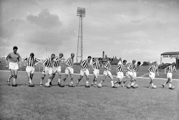 West Brom Spieler während des Trainings am Ball -  Fußball Herren English First Division 1958 1959, One, 1. Englische Liga, West Bromwich Albion, Vneg, Vsw Totale West Bromwich Fußball Herren English First Division 1958 1959, One, 1. Englische Liga, West Bromwich Albion, Vneg, Vsw Totale West Bromwich