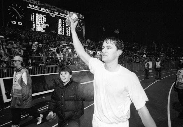 Fußball, CL 1993 1994, SV Werder Bremen - RSC Anderlecht 5-3 Wynton Rufer (Bremen) - Schlußjubel, die Anzeigetafel führt auch seinen Namen in der Torschützenliste Fußball EC 1 Herren Champions League 1993 1994, SV Werder Bremen - RSC Anderlecht 5:3, Vneg, Vsw Gruppe Bremen Freude, Fußball EC 1 Herren Champions League 1993 1994, SV Werder Bremen - RSC Anderlecht 5:3, Vneg, Vsw Gruppe Bremen Freude,